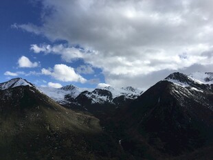 壮丽雪山蓝天白云美景
