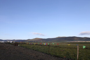 田园风光中的远山与田野