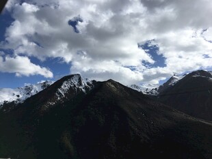 蓝天白云下的巍峨山脉
