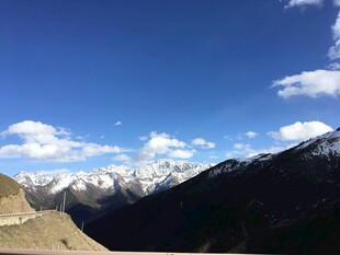 蓝天白云下的壮丽山脉