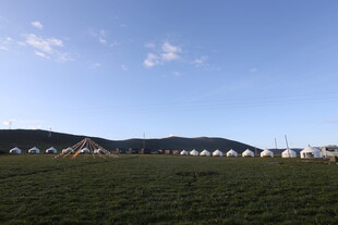 草原上的帐篷营地