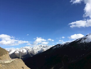 雪山蓝天间的壮美山景