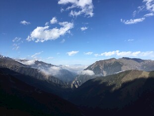 壮丽山谷蓝天白云美景