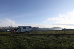 草原上的白色房车