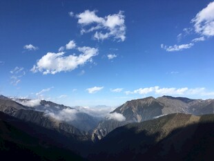 蓝天白云下的壮丽山峦