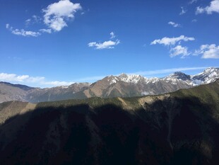壮丽山景 蓝天白云相伴