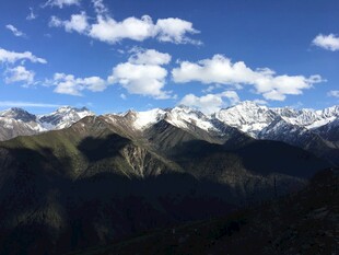 壮丽雪山蓝天美景