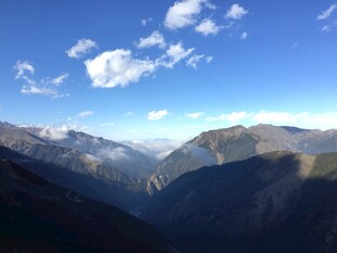 壮丽山景与蓝天白云