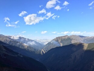 壮丽山景与蓝天白云