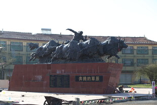 城市广场上的大型雕塑