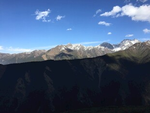 壮丽雪山蓝天美景