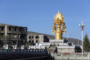 金色雕塑矗立在开阔场地