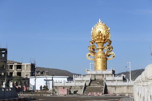 庄严金色雕塑屹立于广场