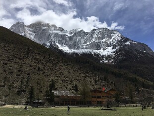 雪山下的古朴建筑