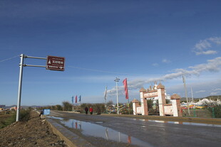 公路旁的建筑与指示牌