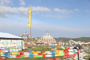 藏区多彩经幡与佛塔景观