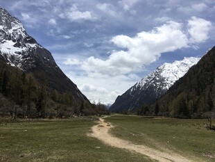 山间小径 蓝天白云下美景