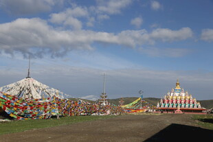 草原多彩风景与特色建筑