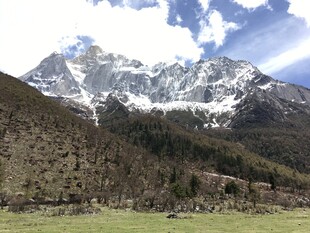 壮丽雪山下的开阔景致