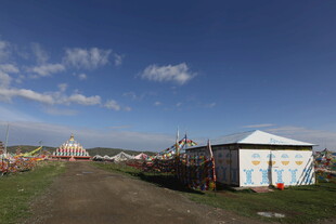 草原上的蒙古包风景