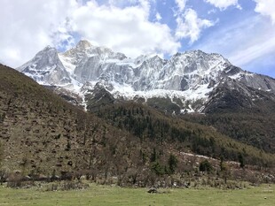壮丽雪山下的山野风光