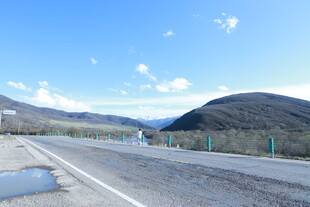 公路风景 远山蓝天相伴