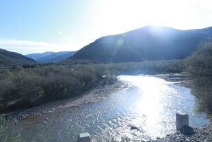 山间溪流映暖阳