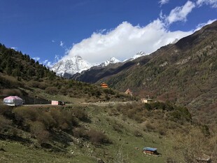 山间公路旁的露营风光