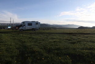 草原上的白色房车