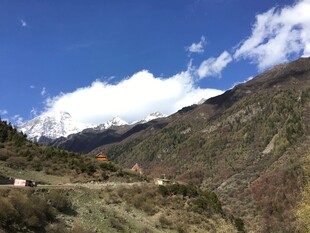 山间美景 蓝天白云下的村落