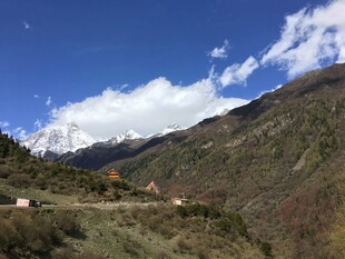 山间美景 蓝天白云覆青山