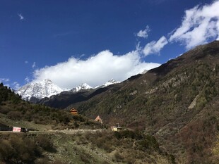 山间美景 蓝天白云覆雪山