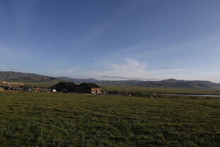 草原上的小屋与蓝天美景