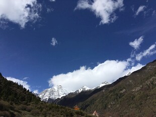 蓝天白云下的壮丽山景