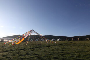 草原上的多彩游乐设施