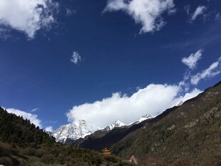 蓝天白云下的壮美山峦