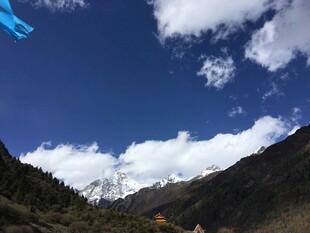 蓝天白云下的山间美景