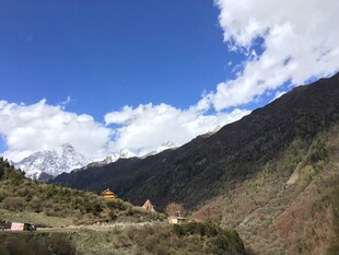 山间美景 蓝天白云映山峦