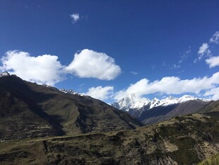 蓝天白云下的壮美山峦