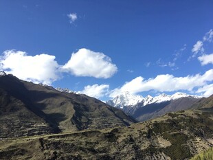 蓝天白云下的壮美山川