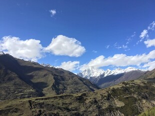 壮丽山景与蓝天白云