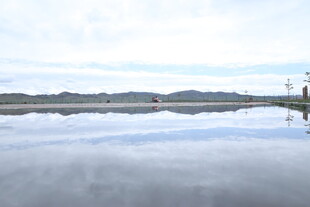 平静湖面与远处山峦倒影