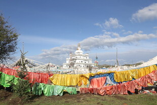 藏区经幡与白塔景观