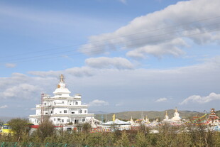 草原上的白色宏伟佛塔