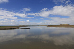 宁静湖面与蓝天白云倒影