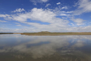 蓝天碧水间的宁静湖面