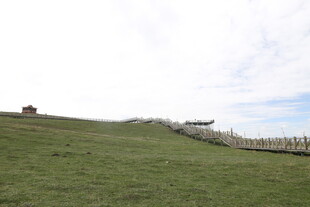 草原风光 远处小屋与围栏