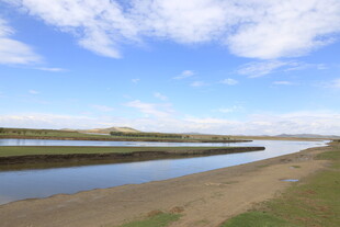 广阔天地间的宁静河流