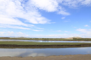 蓝天碧水草原美丽风光