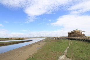 草原河畔的古朴建筑